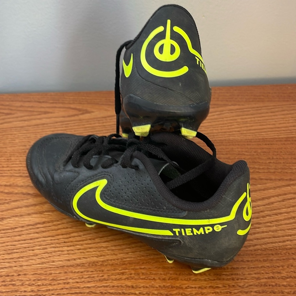 Boys Nike Tiempo Soccer Cleats size 3 Youth-GUC